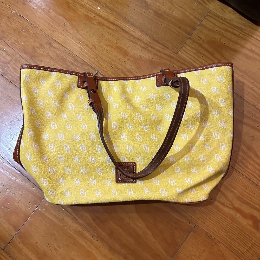 Very gently used Dooney and Bourke satchel/tote